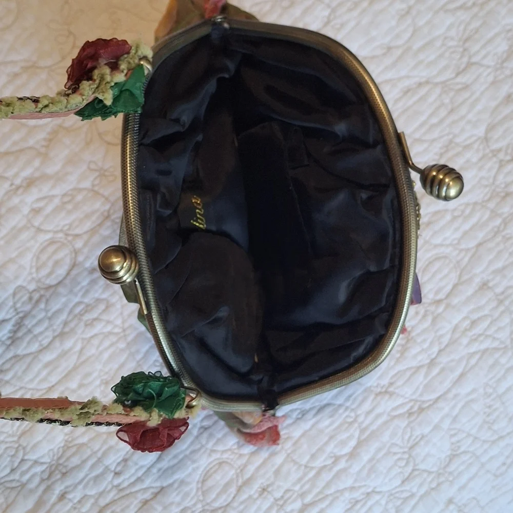 Malina Artisan Style Kiss Clasp Purse - Picture 6 of 9